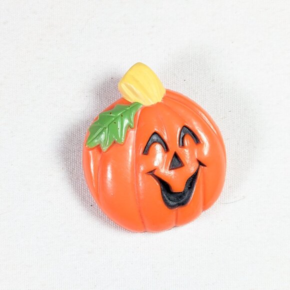 Vintage Laughing pumpkin Halloween brooch, plastic pumpkin pin made in Hong Kong - Picture 2 of 6